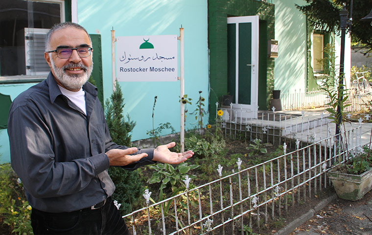 Dr. Maher Fakhouri steht einladend vor der Rostocker Moschee.